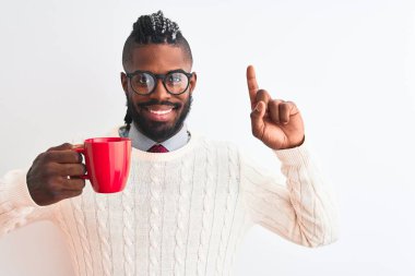 Örgü örüp kahve içen Afrikalı Amerikalı bir adam izole edilmiş beyaz arka planda bir fikir ya da soru işareti ile şaşırdı.