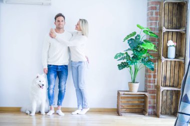 Yeni evde duran köpek ile genç güzel çift