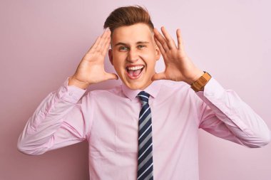 Tişört ve kravat takan genç yakışıklı iş adamı pembe arka planda dikiliyor. Gülümsüyor, gülümsüyor ve elleri havada dikizliyordu. Şaşırdım ve çıktım.