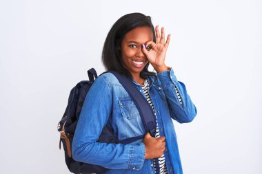 Sırt çantası takan, mutlu yüzlü, gülümseyen, el pençe divan duran Afro-Amerikan genç bayan.