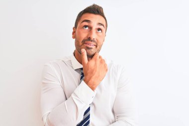 Soyutlanmış bir geçmişi olan, eli çenesinde soru soran, düşünceli bir iş adamı. Düşünceli bir yüzle gülümsüyor. Şüphe kavramı.