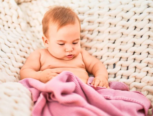 Очаровательный Малыш Лежит Диване Над Одеялом Новорожденный Расслабляющий Комфортный Отдых — стоковое фото
