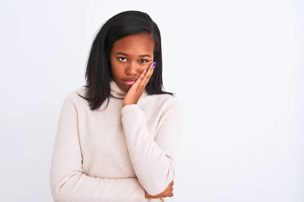 Hermosa Mujer Afroamericana Joven Con Suéter Cuello Alto Sobre Fondo — Foto de Stock