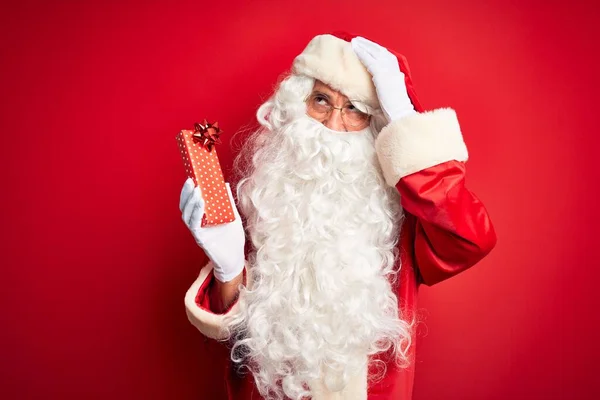 Homem Meia Idade Vestindo Traje Papai Noel Segurando Presente Sobre — Fotografia de Stock