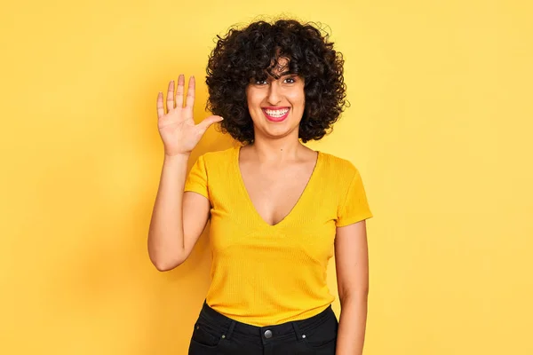 Ung Arabiska Kvinna Med Lockigt Hår Bär Shirt Stående Över — Stockfoto