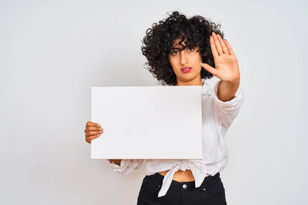 Jonge Arabische Vrouw Met Krullend Haar Houdt Spandoek Geïsoleerde Witte — Stockfoto