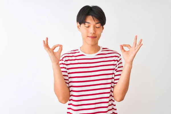 Jovem Chinês Vestindo Camiseta Listrada Casual Sobre Fundo Branco Isolado — Fotografia de Stock