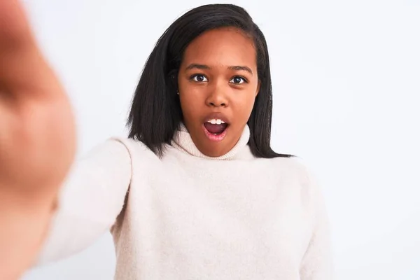 Hermosa Mujer Afroamericana Joven Con Suéter Cuello Alto Tomando Una —  Fotos de Stock