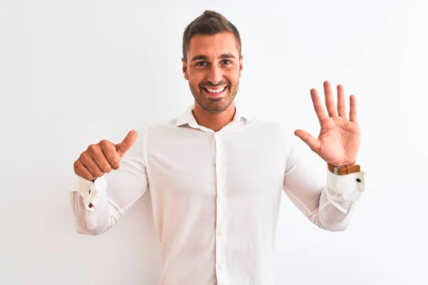잘생긴 사업가가 위에우아 셔츠를 자신감 행복하게 웃으면서 손가락을 손가락으로 가리키는 — 스톡 사진