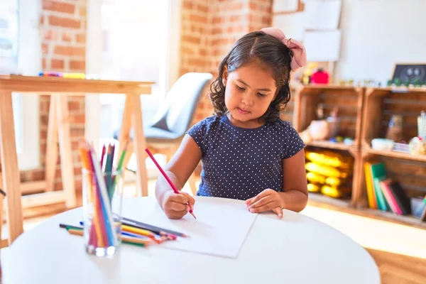 Mooie Peuter Meisje Tekening Leuke Trekken Met Behulp Van Gekleurde — Stockfoto