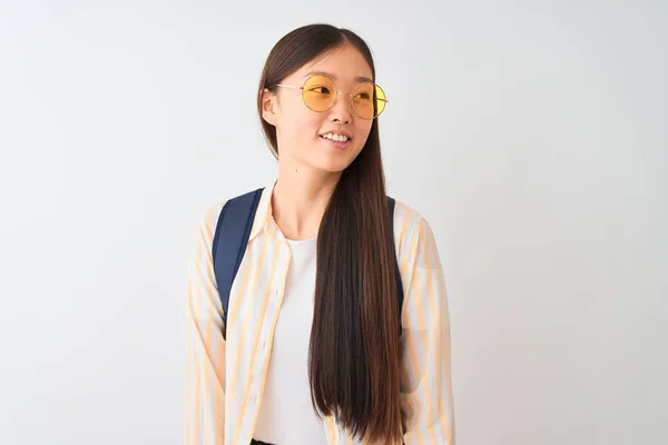 Jovem Estudante Chinesa Usando Óculos Mochila Sobre Fundo Branco Isolado — Fotografia de Stock