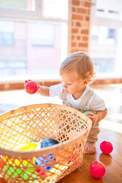 Adorable Niño Rubio Jugando Alrededor Montón Juguetes Jardín Infantes — Foto de Stock