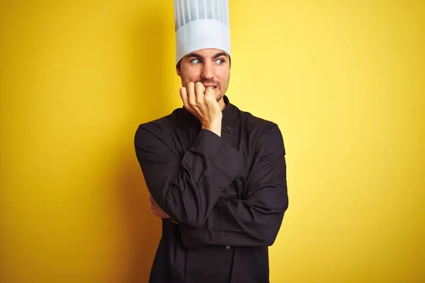 Der Junge Koch Uniform Und Hut Der Vor Isoliertem Gelben — Stockfoto