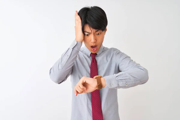 Chiński Biznesmen Ubrany Elegancki Krawat Stojący Nad Odizolowanym Białym Tłem — Zdjęcie stockowe