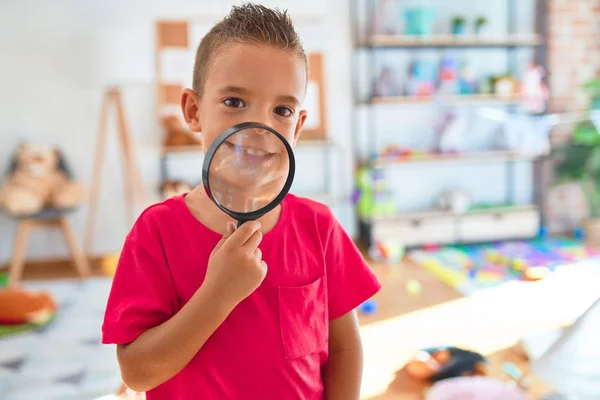 Adorável Criança Brincando Usando Loupe Torno Lotes Brinquedos Jardim Infância — Fotografia de Stock