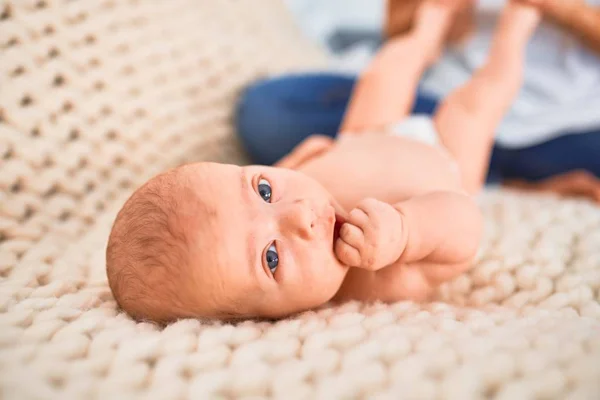 Ung Vacker Kvinna Och Hennes Barn Soffan Över Filten Hemma — Stockfoto