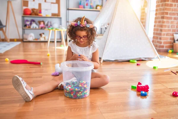 Bellissimo Bambino Che Indossa Occhiali Diadema Unicorno Seduto Sul Pavimento — Foto Stock