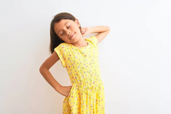 Junges Schönes Kind Mädchen Gelbem Floralen Kleid Das Vor Isoliertem — Stockfoto