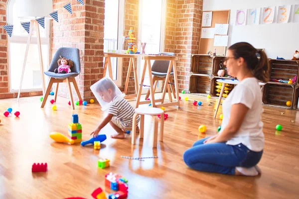 Schöne Lehrerin Und Kleinkind Spielen Mit Plastikkorb Kindergarten — Stockfoto