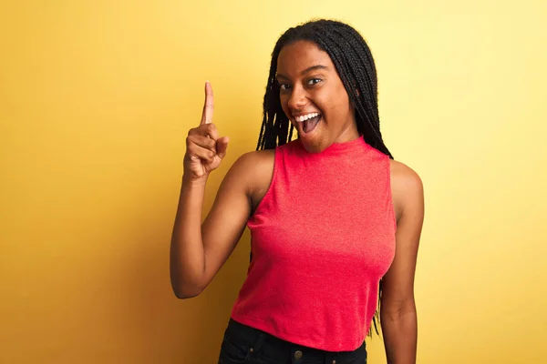 Mulher Afro Americana Vestindo Camiseta Casual Vermelha Sobre Fundo Amarelo — Fotografia de Stock