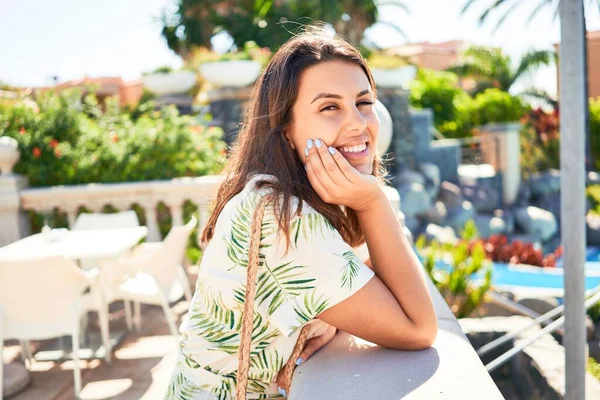 休日はホテルのリゾートで夏の晴れた日を楽しむ幸せな笑顔の若い美しい女性 — ストック写真