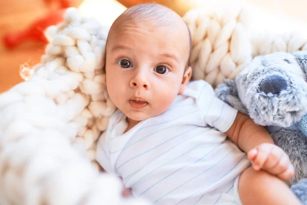 Adorable Bebé Acostado Sobre Una Manta Suelo Casa Recién Nacido —  Fotos de Stock