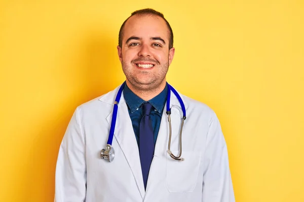 Jeune Homme Médecin Portant Manteau Stéthoscope Debout Sur Fond Jaune — Photo