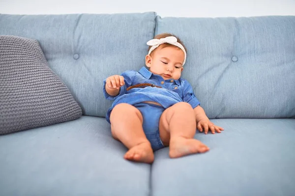 Schattige Baby Liggend Bank Thuis Pasgeboren Ontspannen Rusten Comfortabel — Stockfoto