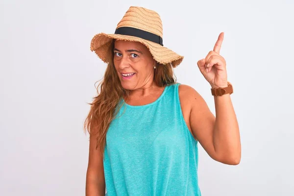 Reife Frau Mittleren Alters Mit Sommermütze Über Weißem Isoliertem Hintergrund — Stockfoto