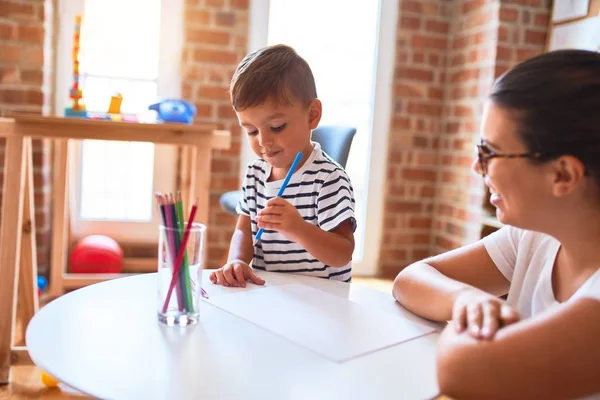 Belle Enseignante Enfant Bas Âge Dessin Garçon Aide Crayons Couleur — Photo