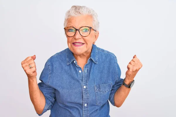 Idős Ősz Hajú Farmeringet Szemüveget Visel Elszigetelt Fehér Háttér Nagyon — Stock Fotó
