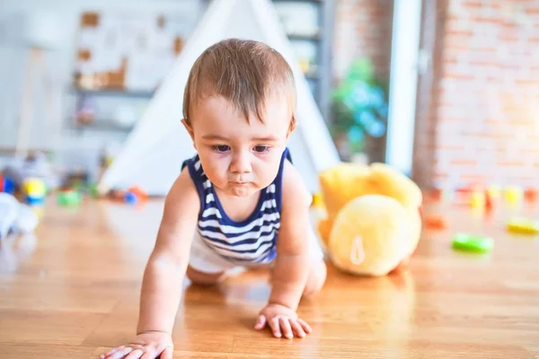 Adorable Niño Jugando Alrededor Montón Juguetes Jardín Infantes —  Fotos de Stock