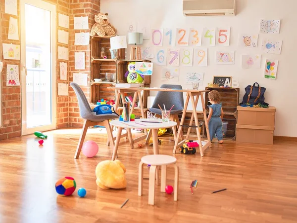 Bela Criança Caucasiana Brincando Com Brinquedos Sala Jogos Colorida Feliz — Fotografia de Stock