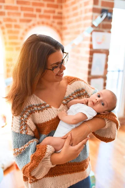 Genç Güzel Bir Kadın Bebeği Evde Duruyor Anne Kucağında Yeni — Stok fotoğraf