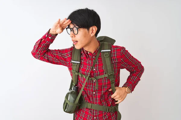 Caminante Chino Con Gafas Comedor Mochila Sobre Fondo Blanco Aislado — Foto de Stock