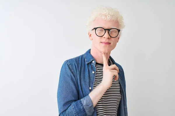 Ung Albino Blond Mann Med Denim Skjorte Briller Isolert Hvit – stockfoto