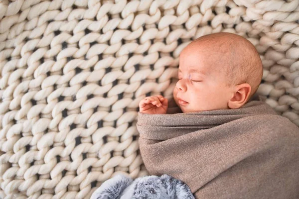 Förtjusande Bebis Liggande Soffan Över Filten Hemma Nyfödd Avkopplande Och — Stockfoto