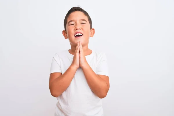 Güzel Çocuk Izole Edilmiş Beyaz Arka Plan Üzerinde Gündelik Tişört — Stok fotoğraf