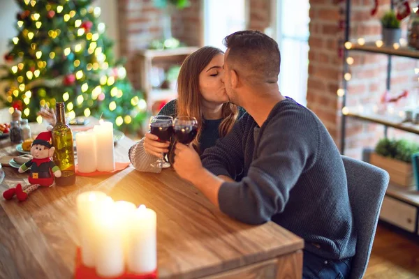 Young Beautiful Couple Smiling Happy Confident Toasting Cup Wine Kissing — Stock Photo, Image
