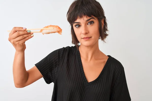白地の上に箸で鮭握り寿司を食べる美人で 頭のいい顔を真剣に考える自信に満ちた表情 — ストック写真