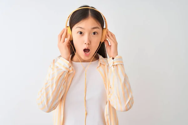 Genç Çinli Bir Kadın Müzik Dinliyor Kulaklık Takıyor Beyaz Arka — Stok fotoğraf