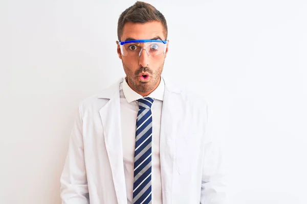 Jovem Cientista Bonito Homem Vestindo Óculos Segurança Sobre Fundo Isolado — Fotografia de Stock