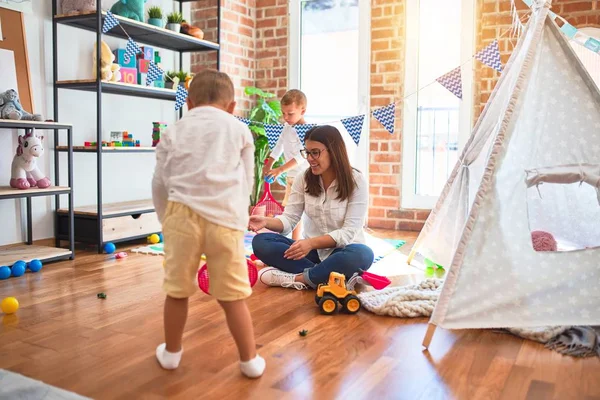 Schöne Lehrerin Und Kleinkinder Spielen Tennis Mit Schläger Viele Spielsachen — Stockfoto