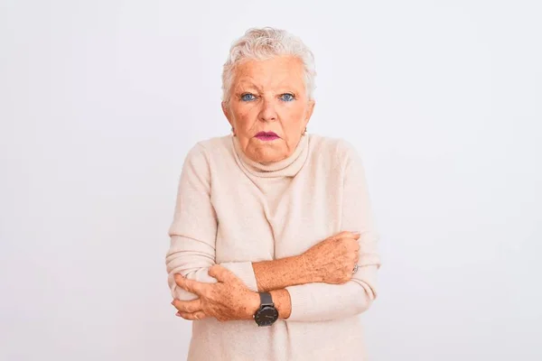 Senior Grauhaarige Frau Mit Rollkragenpullover Steht Vor Isoliertem Weißen Hintergrund — Stockfoto