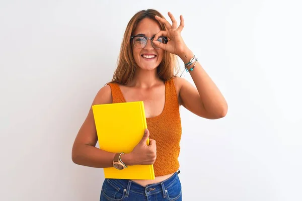 Jovem Mulher Ruiva Bonita Usando Óculos Lendo Livro Sobre Fundo — Fotografia de Stock