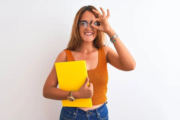 Giovane Bella Rossa Donna Con Gli Occhiali Che Legge Libro — Foto Stock