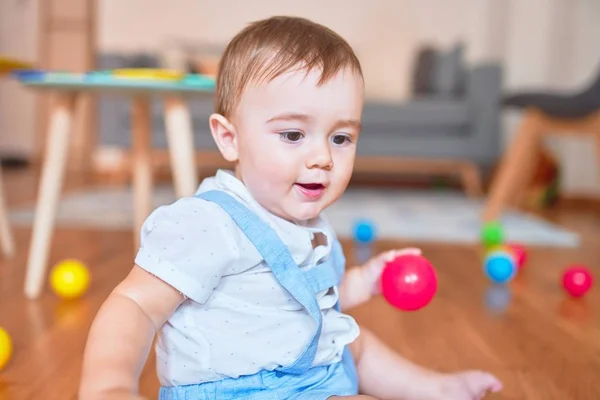 Hermoso Niño Sentado Suelo Jugando Con Pequeñas Bolas Colores Jardín — Foto de Stock