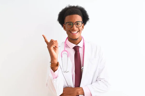 Joven Médico Afroamericano Con Estetoscopio Rosa Sobre Fondo Blanco Aislado — Foto de Stock