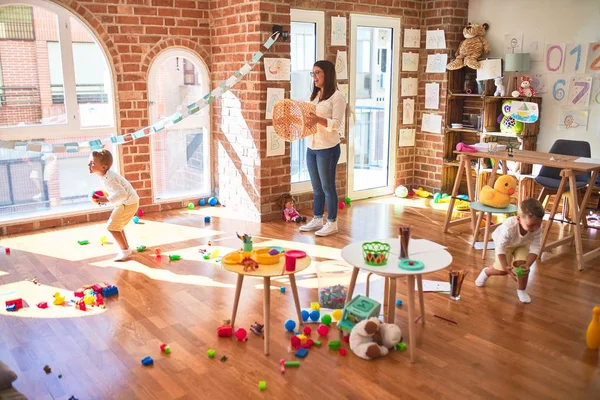 Mooie Leraar Peuters Die Basketbal Spelen Met Ballen Rieten Mandje — Stockfoto