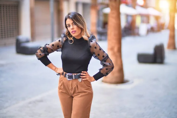 Jovem Mulher Bonita Sorrindo Feliz Confiante Andando Rua Cidade — Fotografia de Stock